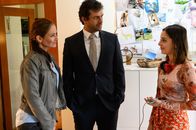 SOKO Stuttgart – Selma Kirsch (Yve Burbach, l.) lernt zum ersten Mal Luise (Mia Kasalo, r.), die Tochter ihres Freundes Simon Baum (Kai Schumann, M.), kennen.