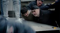 All In – Festnahme: Jamu (Daniel Popat, li.) und Uwe (Heiko Pinkowski) werden erwischt.