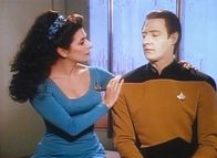 Star Trek – Troi (Marina Sirtis, l.) versucht, Data (Brent Spiner, r.) die Eigenschaften und Schwächen der Menschen begreiflich zu machen.
