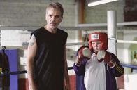 Bad Santa – Bei seiner jährlichen Arbeit als Kaufhaus-Weihnachtsmann lernt der heruntergekommene Willie T. Stokes (Billy Bob Thornton, l.) einen kleinen Jungen Namens "das Kind" (Brett Kelly, r.) kennen, der alleine mit seiner Oma lebt und geradezu verzweifelt an den Weihnachtsmann glaubt ...