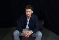 Studio Schmitt – Tommi Schmitt ist Gastgeber der neuen ZDFneo-Show "Studio Schmitt".