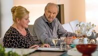 Eins ist nicht von dir – Was ist nur aus seiner selbstbewussten Tochter Bettina (Petra Kleinert) geworden. Uli (M. Gwisdek) kann nicht glauben, wie sie sich ihr Leben im goldenen Käfig schönredet.
