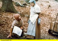 Schneeweisschen und Rosenrot – Schneeweißchen (Julie Juristová) und Rosenrot (Katrin Martin) suchen Holz im Wald.