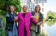 Unterm Apfelbaum - Panta Rhei - Alles im Fluss – Monika (Lilly Forgách, l.), Tessa von Seibertingen (Hildegard Schmahl, M.) und Frieda (Therese Hämer, r.) am Flüsschen Ohm.