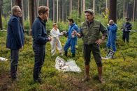 SOKO München – Am Tatort: Arthur Bauer (Gerd Silberbauer, l.), Dominik Morgenstern (Joscha Kiefer, 2.v. l.), Billie Curio (Sina Reiß, 3.v.l.), Dr. Weißenböck (Florian Odendahl, 2.v.r.) und der Jäger Elmar Dannenberg (Max Tidof, r.).