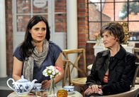 Rote Rosen – ARD ROTE ROSEN FOLGE 1306 Uhr im ERSTEN. Johanna (Brigitte Antonius, r.) macht Susann (Elisabeth Lanz, l.) klar, dass sie einem Gespräch mit Roman nicht ewig ausweichen kann.