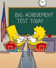 Die Simpsons – Bart (l.) schneidet bei einem Grundschulleistungstest so schlecht ab, dass er in die dritte Klasse zurückgestuft wird. Lisa (r.) hingegen so gut, dass sie von der zweiten in die dritte Klasse versetzt wird. Jetzt müssen die Kinder die gleiche Klasse besuchen ...