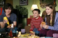 The Middle – Ein romantisches Date wartet auf Frankie und Mike. Doch machen Brick (Atticus Shaffer, M.), Sue (Eden Sher, r.) und Axl (Charlie McDermott, l.) ihren Eltern einen Strich durch die Rechnung?; Ein romantisches Date wartet auf Frankie und Mike. Doch machen Brick (Atticus Shaffer, M.), Sue (Eden Sher, r.) und Axl (Charlie McDermott, l.) ihren Eltern einen Strich durch die Rechnung?