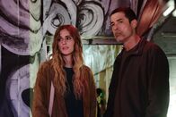 Standing Tall – Martina (Zoe Tavarelli) und Valerio (Alessandro Gassmann) treffen sich in dem Kulturzentrum, das Martina auch oft mit Ettore besucht hat.