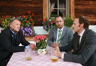 Der Ruf der Berge – Bürgermeister Wegerer (Franz Buchrieser, li.) heckt gemeinsam mit seinen Komplizen Windisch (Markus H. Eberhard) und Sommer (Konrad Hochgruber, re.) wieder etwas aus.