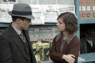 Babylon Berlin – Charlotte Ritter (Liv Lisa Fries) und Gereon Rath (Volker Bruch) beratschlagen sich.