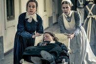 Charité – Ida Lenze (Alicia von Rittberg, M.) wird mit Verdacht auf Blinddarmentzündung in die Charité eingeliefert. Schwester Therese (Klara Deutschmann, l.) und Wärterin Edith (Tanja Schleiff, r.) verlieren keine Zeit.