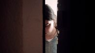 Proll! (MDR) – Klick-Arbeiterin Cornelia (Kara Schröder) lebt zurückgezogen in einem anonymen Hochhaus.