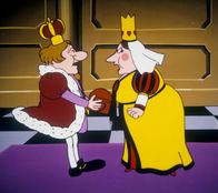 Alice im Wunderland – Der Herzkönig überreicht der Herzkönigin zur Silberhochzeit ein Geschenk.