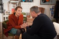 Rote Rosen – ARD ROTE ROSEN FOLGE 1952 Uhr im ERSTEN. Carla (Maria Fuchs, l.) zeigt Verständnis für Torben (Joachim Kretzer, r.), der nach den verlorenen Träumen seiner Jugend sucht.