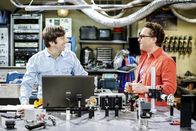 The Big Bang Theory – Sind sauer, als sie erfahren, dass Sheldon hinter ihrem Rücken fürs Militär arbeitet: Howard (Simon Helberg, l.) und Leonard (Johnny Galecki, r.) ...