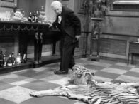 Dinner for One oder Der neunzigste Geburtstag – Freddie Frinton als Butler James.
