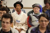 Community – Mit dem Erscheinen von Abeds (Danny Pudi, l.) Brieffreund Toby (Matt Lucas, r.), tauchen erste Probleme auf ...