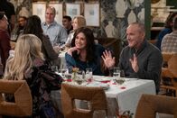 How I Met Your Father – (v.l.n.r.) Sophie (Hilary Duff); Lori (Paget Brewster); Nick (Clark Gregg)