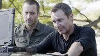 Hawaii Five-0 – Steve McGarrett (Alex O'Loughlin, l.) und Harry Langford (Chris Vance, r.) geraten in einen Wettlauf gegen die Zeit. Kommen ihnen die Erpresser zuvor?