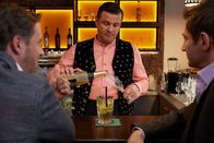 Die Rosenheim-Cops – Controller Andreas Lorenz (Ben Blasković, l.) und Kommissar Hansen (Igor Jeftić, r.) unterhalten sich mit Jo (Christian K. Schaeffer, M.) über ein Liebesgedicht, das im Kommissariat die Runde macht.