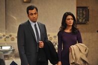 How I Met Your Mother – Ahnen nicht, dass Barney und Robin ein Geheimnis haben: Nora (Nazanin Boniadi, r.) und Kevin (Kal Penn, l.) ...