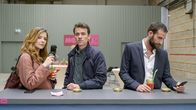 Frau Jordan stellt gleich – (v.l.n.r.) Eva Jordan (Katrin Bauerfeind); Philipp Stenzel (Alexander Khuon); Sebastian Wellmann (Matthias Weidenhöfer)