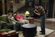Two and a Half Men – Was ist nur zwischen Alan (Jon Cryer, r.), Jake (Angus T. Jones, M.) und Eldridge (Graham Patrick Martin, l.) los?