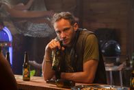 Deadly Tropics – Pierrick Humbert (Victor Pontecorvo) verachtet Frauen. Als er erfährt, dass sein Kumpel tot ist, ist er am Boden zerstört.