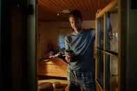 Der Bergdoktor – Obwohl Hans (Heiko Ruprecht) es genießt, so nah bei Susanne und Sophia zu sein, vermisst er doch das Leben auf dem Gruberhof.
