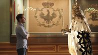 Europa in ... – Mirko Drotschmann im Residenzschloss Dresden - vor dem Krönungsornat, das August der Starke von Sachsen im Jahr 1697 bei seiner Krönung zum polnischen König trug.