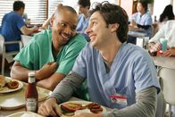 Scrubs - Die Anfänger – Haben eine menge Spaß: J.D. (Zach Braff, r.) und Turk (Donald Faison, l.) ...