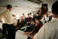 Mayday - Alarm im Cockpit – REENACTMENT - Die Entführer schauen alle Passagiere an, als sie das Flugzeug übernehmen. Salem Al Hazmi (gespielt von Sam Al Esai) hält das Messer, während alle Passagiere verängstigt dreinschauen. (Bildnachweis: Cineflix/Ian Watson)