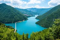 Wunderschön! – Stockfotografie Luftaufnahme der Straße über dem Piva-See (Pivsko jezero) in Montenegro: lizenzfreie Fotos