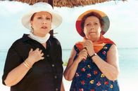 O Palmenbaum – Von links: Lilibet (Johanna von Koczian) und Omama (Inge Konradi).