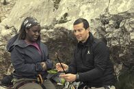 Bear Grylls: Stars am Limit – Uzo Aduba (l.); Bear Grylls (r.)