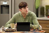 Two and a Half Men – Nachdem Lyndsey mit Alan Schluss gemacht hat, wird Alan zum Stalker. Walden (Ashton Kutcher) versucht alles, ihn davon abzubringen, und hat schließlich eine ganz besondere Idee ...