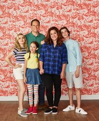 American Housewife – (v.li.): Meg Donnelly (Taylor Otto), Julia Butters (Anna-Kat Otto), Diedrich Bader (Greg Otto), Katy Mixon (Katie Otto), Daniel DiMaggio (Oliver Otto).