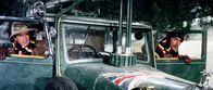 Monte-Carlo-Rallye – Major Digby Dawlish (Peter Cook, r.) und Lieutenant Kit Barrington (Dudley Moore) haben ihren Wagen mit zahlreichen Erfindungen verbessert.