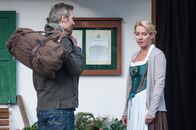 Der Bergdoktor – Nach tagelanger Abwesenheit steht Tim (Ben Braun) plötzlich wieder vor Susannes (Natalie O'Hara) Tür. Die schwankt noch zwischen Wut und Erleichterung.