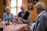 Sturm der Liebe – Werner (Dirk Galuba, r.) wird von Alfons (Sepp Schauer, M.) und Hildegard (Antje Hagen, l.) aufgefangen.