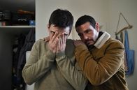 Tatort – Luis (Henry Morales, li) ist fassungslos über den Tod seines Bruders, sein Mitbewohner Gabriel (Alberto Wolf, re) versucht, ihn zu trösten.