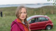 SOKO Wismar – Die am Tatort gefundenen Aufnahmen stammen zweifelsfrei von Vanessa Schuhmacher (Annemarie Brüntjen). Hat sie mit ihrem Freund Marcel etwa gemeinsame Sache gemacht? Sie bestreitet jedoch, etwas von seinen nächtlichen Aktivitäten gewusst zu haben. Doch sie scheint den Kommissaren etwas Wichtiges zu verschweigen.