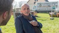 SOKO Wismar – Karl Freiberger (Karl Knaup, r.) ist erschüttert über den Tod seiner Lebensgefährtin. Er macht sich Vorwürfe, denn er ist nach Bremen zu einem Freund gefahren. Dabei gab es am Vortag einen heftigen Streit zwischen Elisabeth Zimmermann, ihrem Sohn Martin und dessen Verlobten Simone. Ist dieser Streit in seiner Abwesenheit nun eskaliert?