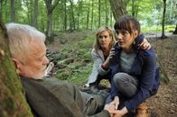 Alles Klara – Klaras (Wolke Hegenbarth, 2.v.r.) Freundin Kati (Sophie Lutz, r.) macht einen schrecklichen Fund: Ihr Onkel Werner (Komparse, l.) sitzt mit einem Messer in der Brust, an einen Baum gelehnt.