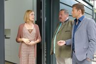 Die Rosenheim-Cops – Die Kommissare Korbinian Hofer (Joseph Hannesschläger, M.) und Sven Hansen (Igor Jeftic, r.) erhoffen sich durch die Befragung von Irmelin Daxner (Julia Stinshoff, l.) wichtige Hinweise für ihre Ermittlungen.