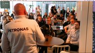 DTM - Ein Rennzirkus zieht um – Damit beim vielbesuchten Rennen am Hockenheimring nichts schief läuft, wird die gesamte Crew ausführlich gebrieft.