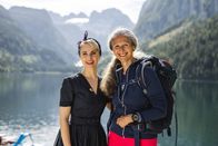 Silvia kocht – Silvia Schneider mit Wanderführerin Martha Rieß am Gosausee.