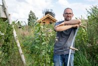 Garten & Lecker – Zum Finale geht es nach Warburg in Ostwestfalen. Auf 10.000 qm legt Torben Sauerland einen essbaren Waldgarten an. Nach den Regeln der Permakultur soll hier ein sich selbst erhaltendes Ökosystem entstehen, in dem der Minimalist im selbst gebauten 15qm Tiny Haus aus Lehm auch leben möchte. Der ehemalige IT-Projektmanager hat sein Leben komplett umgekrempelt, den Job an den Nagel gehängt, um im Einklang mit der Natur leben zu können.