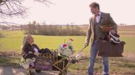 Holy Days – Evelyn Burdecki entdeckt mit Feiertags-Chauffeur Gabriel Engel (Nicolai Tegeler) das Rätsel Himmelfahrt.